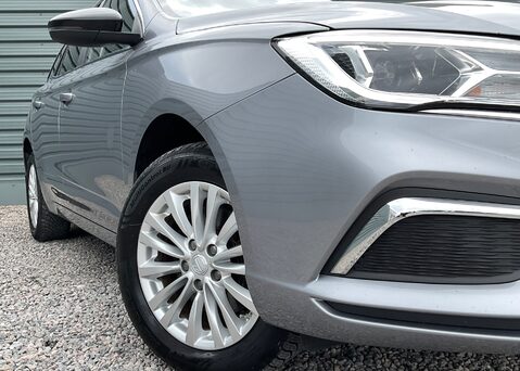 MG MG5 EXCLUSIVE 2