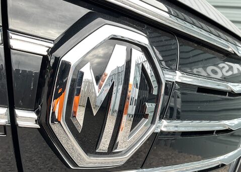 MG MG5 EXCLUSIVE 4