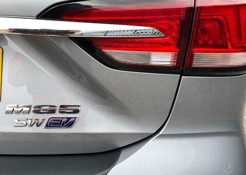 MG MG5 EXCLUSIVE 16