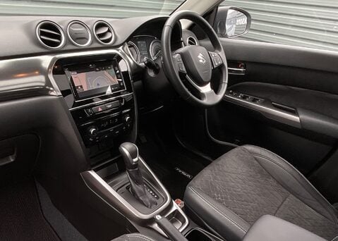 Suzuki Vitara SZ5 MHEV 11