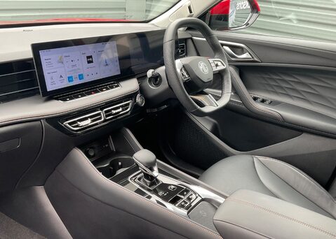 MG HS 1.5 T-GDI TROPHY DCT 11