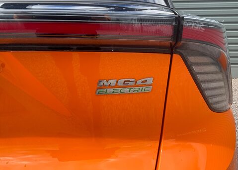 MG MG4 EV TROPHY 64kWh 18