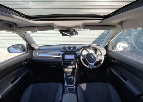 Suzuki Vitara SZ5 BOOSTERJET MHEV 12