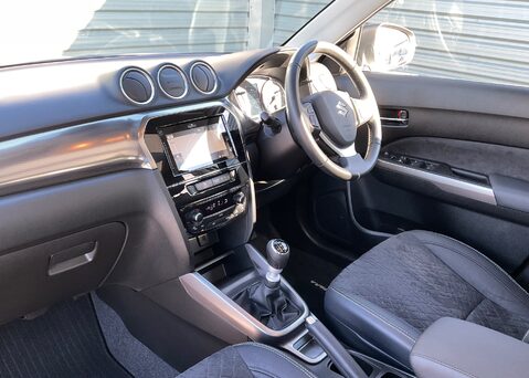 Suzuki Vitara SZ5 BOOSTERJET MHEV 9
