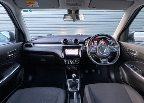 Suzuki Swift SZ5 DUALJET MHEV 9