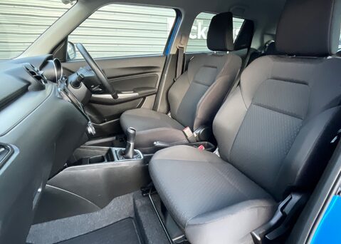 Suzuki Swift SZ5 DUALJET MHEV 10