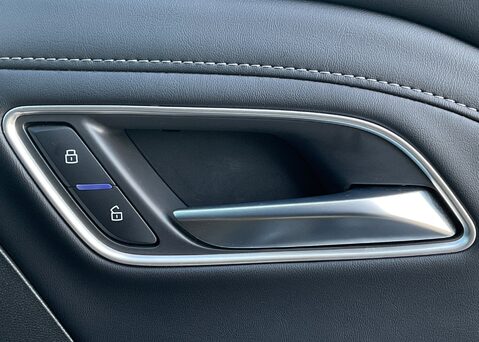 MG ZS 1.5 HYBRID+ TROPHY 18