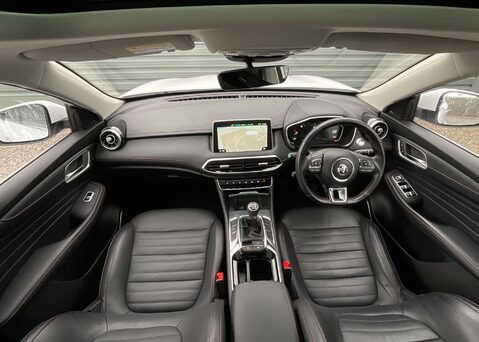 MG HS 1.5 T-GDI EXCLUSIVE 12