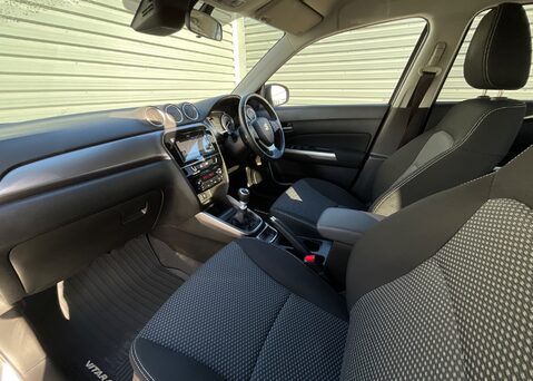 Suzuki Vitara SZ-T BOOSTERJET MHEV 11