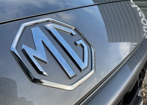 MG ZS HYBRID+ TROPHY 4