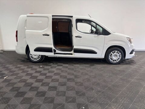 Vauxhall Combo 2300 1.5 SportIVE TD S/S 4