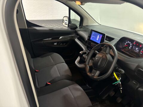 Peugeot Partner Professional 1.5 Premium Blue HDi SWB 4