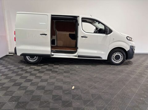 Vauxhall Vivaro F2900 Dynamic 1.5 SWB 4