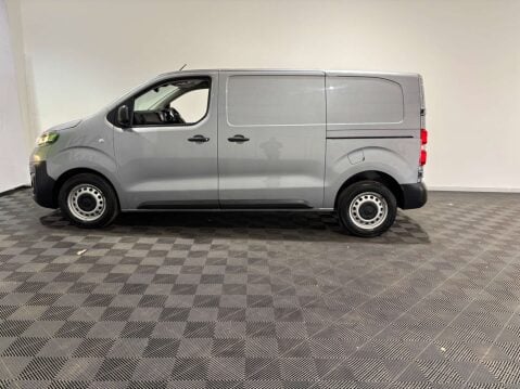 Vauxhall Vivaro F2900 Dynamic 1.5 SWB 42