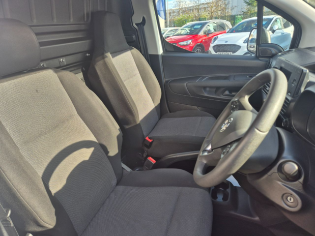 Vauxhall Combo L1 DIESEL 2300 1.5 Turbo D 100ps H1 Dynamic Van 11
