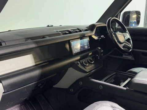 Land Rover Defender 3.0 D300 MHEV X-Dynamic HSE SUV 5dr Diesel Auto 4WD Euro 6 (s/s) (300 ps) 32