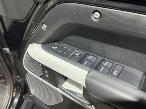 Land Rover Defender 3.0 D300 MHEV X-Dynamic HSE SUV 5dr Diesel Auto 4WD Euro 6 (s/s) (300 ps) 31