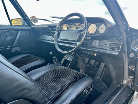 Porsche 911 CARRERA TARGA 26
