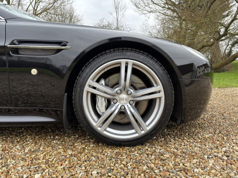 Aston Martin Vantage V8 16