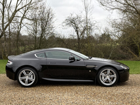 Aston Martin Vantage V8 5