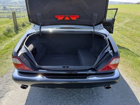 Jaguar XJ XJR 100 V8 SUPERCHARGED / ONE OF 82 IN THE UK 40