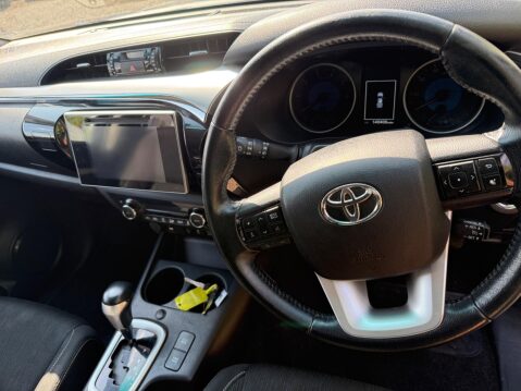 Toyota Hilux 2.4 D-4D Invincible Auto 4WD Euro 6 (s/s) 4dr (TSS) 10