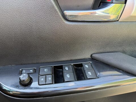 Toyota Hilux 2.4 D-4D Invincible Auto 4WD Euro 6 (s/s) 4dr (TSS) 17