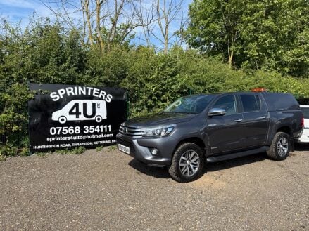 Toyota Hilux 2.4 D-4D Invincible Auto 4WD Euro 6 (s/s) 4dr (TSS)