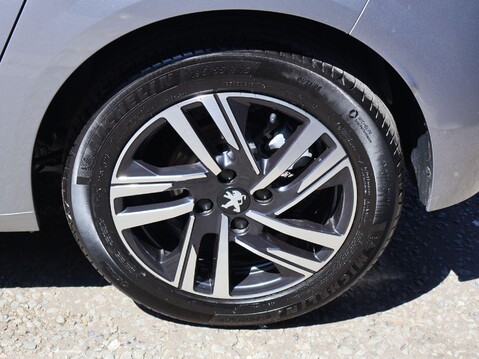 Peugeot 208 1.2 PureTech Allure Premium + EAT Euro 6 (s/s) 5dr 31
