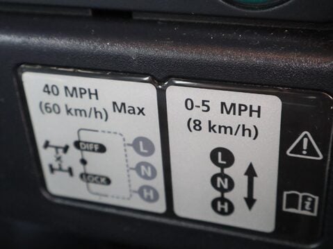 Land Rover Defender 2.2 TDCi XS 4WD SWB Euro 5 3dr 28
