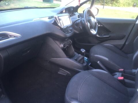 Peugeot 208 PURETECH XS WHITE 3