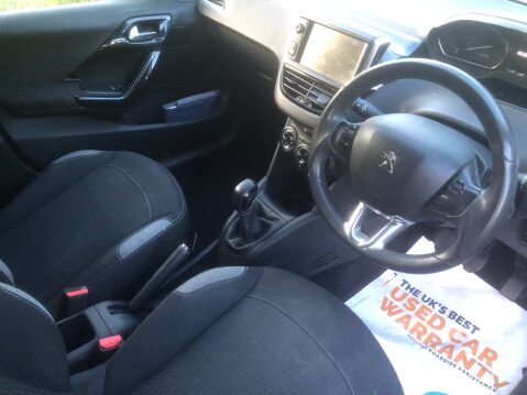 Peugeot 208 PURETECH XS WHITE 8
