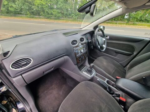 Ford Focus 1.6 Ghia 5dr 9