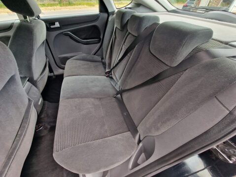Ford Focus 1.6 Ghia 5dr 17