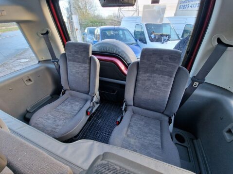 Land Rover Discovery 2.5 TD5 GS 5dr (7 Seats) 12