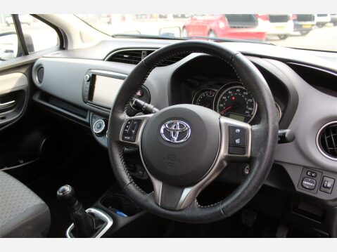 Toyota Yaris VVT-I ICON 6