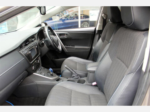 Toyota Auris EXCEL VVT-I 7