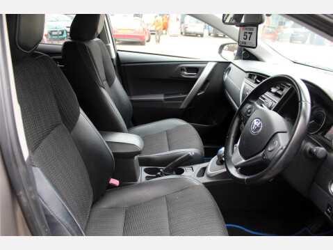 Toyota Auris EXCEL VVT-I 11