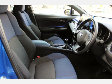 Toyota C-HR DYNAMIC 11