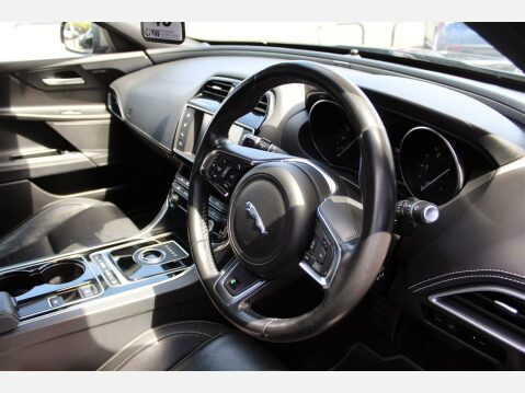Jaguar XE R-SPORT 12
