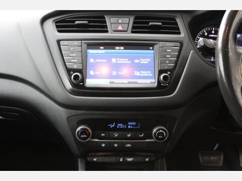 Hyundai i20 MPI PREMIUM SE NAV 17
