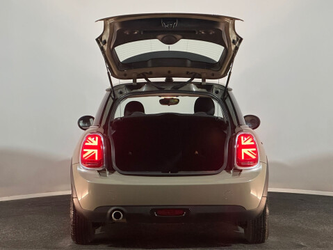 Mini Hatch COOPER D 8