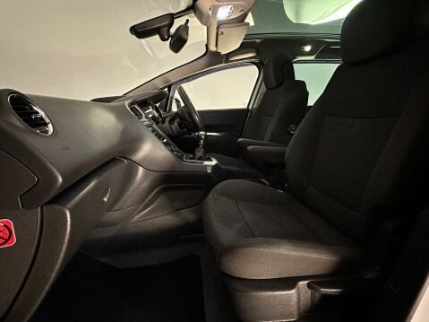 Peugeot 5008 HDI ALLURE 15