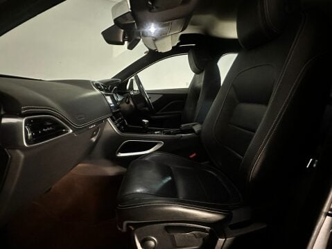 Jaguar F-Pace R-SPORT AWD 17