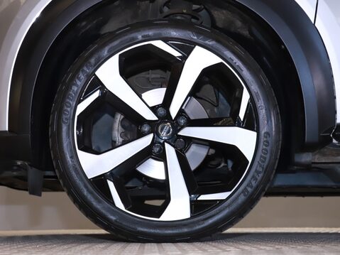 Nissan Juke 1.0 DiG-T 114 Tekna 5dr 14