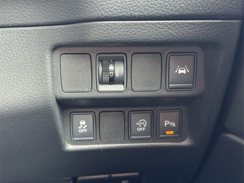 Nissan Qashqai 1.6 DiG-T N-Connecta 5dr 26