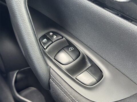Nissan Qashqai 1.6 DiG-T N-Connecta 5dr 27