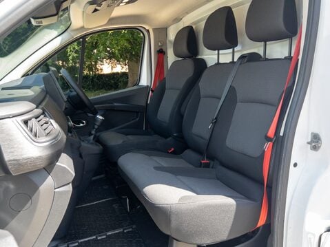 Renault Trucks Uk Trafic dCi 130 3T1 H1 Van Red Edition 21