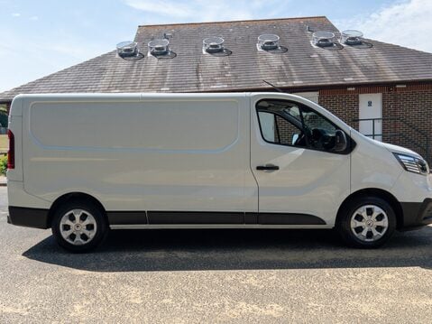 Renault Trucks Uk Trafic dCi 130 3T1 H1 Van Red Edition 10