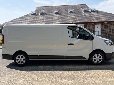Renault Trucks Uk Trafic dCi 130 3T1 H1 Van Red Edition 10